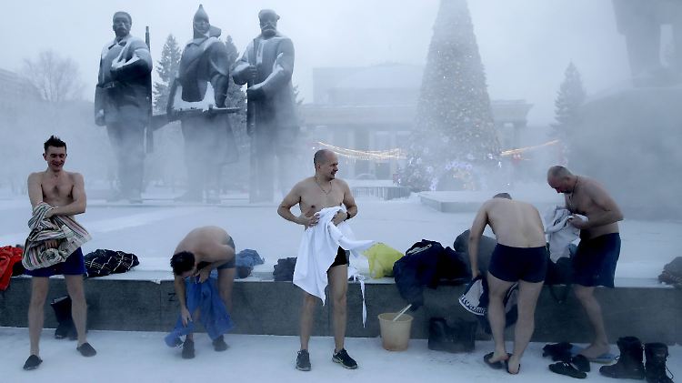 Nahe Tomsk ereignete sich rekordverdächtiges - doch 250 Kilometer weiter südlich in Nowosibirsk war alles wie immer: Baden bei minus 33 Grad.