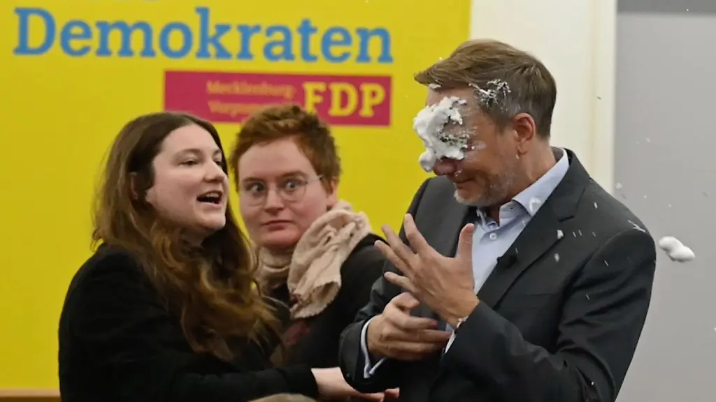 Der-FDP-Vorsitzende-Christian-Lindner-bekam-bei-einem-Wahlkampfauftritt-in-Greifswald-Schaum-ins-Gesicht-geworfen