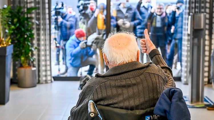 Pflegeheimbewohner werden in ganz Europa zuerst geimpft, weil das Vakzin erstmal nicht für alle reicht. Doch Biontech arbeitet bereits an neuen Standorten für die Produktion.