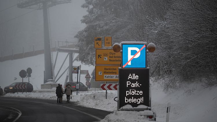 Geschlossene Restaurants und fehlende Toiletten schreckten Tagesausflügler auf dem Winterberg nicht ab. 