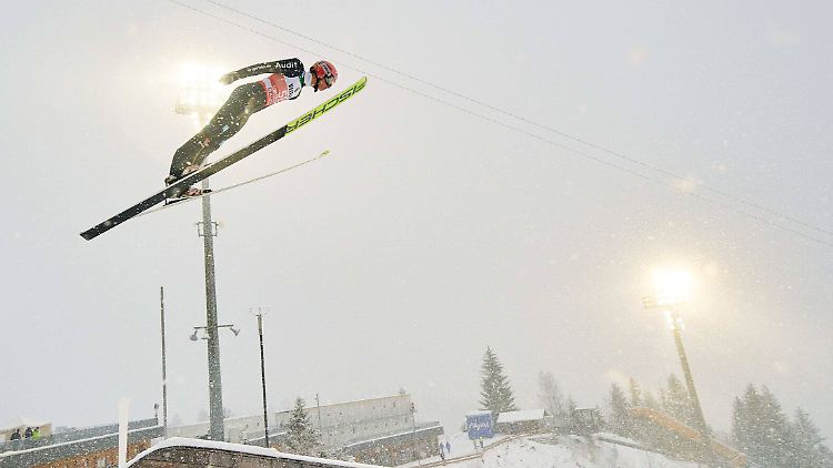 Karl Geiger belegte in der Quali für die Vierschanzentournee bei Schneegestöber immerhin Platz 14.