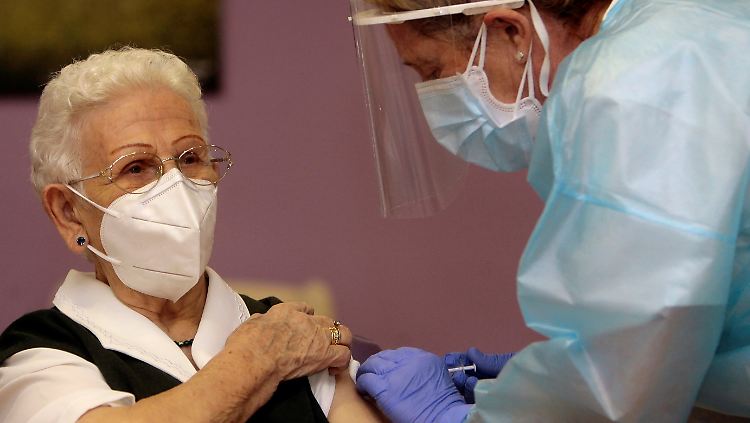 Die 96-jährige Araceli Hidalgo ist die erste Spanierin, die gegen das Coronavirus geimpft wird.