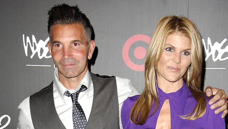 Lori Loughlins Mann Mossimo Giannulli bleibt noch bis April 2021 im Gefängnis. 