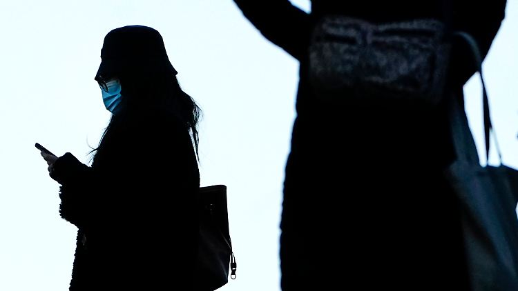 Wer ist schuld? In der Corona-Krise zeigen anfangs viele mit dem Finger auf Menschen mit asiatischem Aussehen.