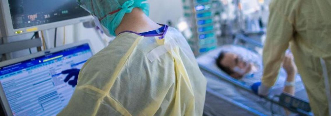 Krankenschwestern und Pflegekräfte arbeiten im besonders geschützten Teil der Intensivstation mit Corona-Patienten. Foto: Jens Büttner/dpa-Zentralbild/dpa/Archivbild