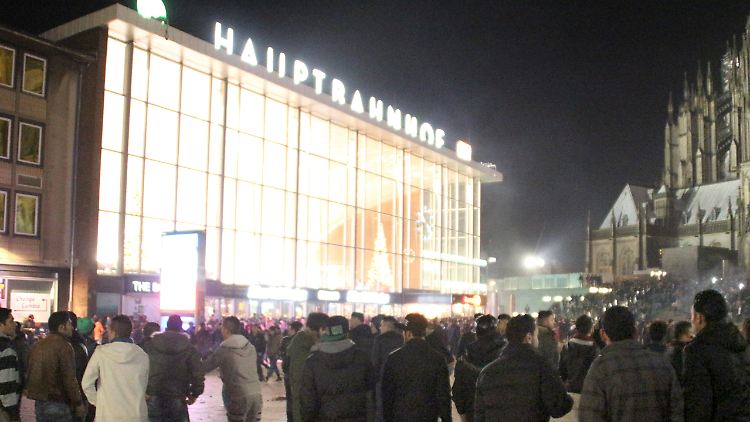 31. Dezember 2015: Menschen stehen auf dem Vorplatz des Kölner Hauptbahnhofs.