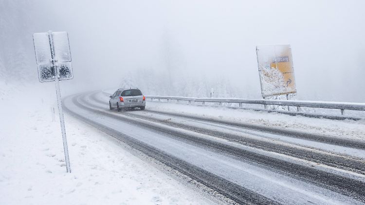 Schnee und Eis beeinträchtigen in einigen Bundesländern - wie hier in Hessen - den Verkehr.