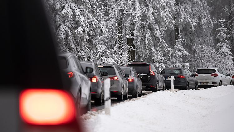 Wegen des großen Ansturms: Staus auf dem Weg nach Winterberg.