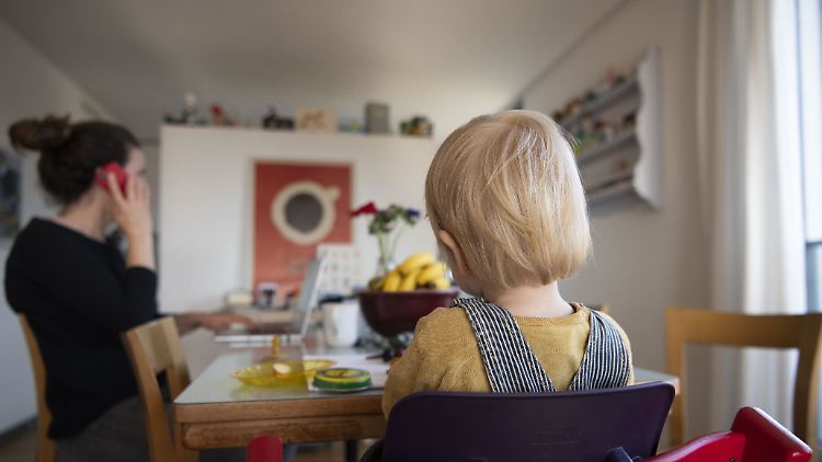 Im Lockdown übernehmen meist Frauen die Betreuung der Kinder oder die Pflege der Angehörigen.