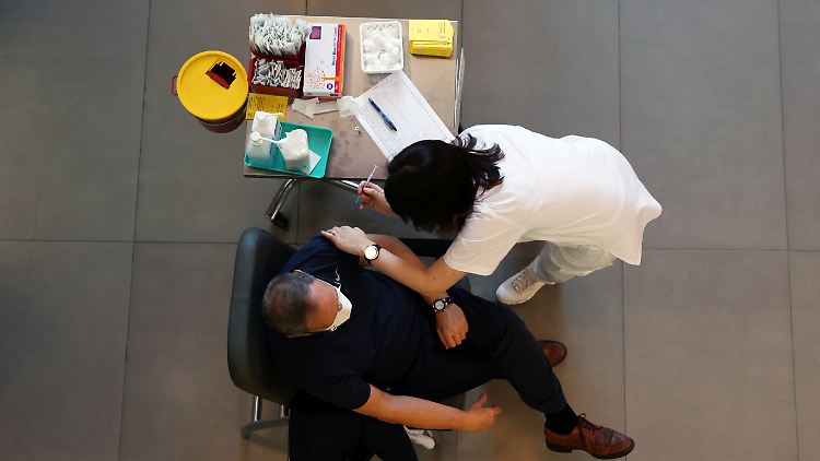 Eine Ärztin impft einen Israeli in Tel Aviv.