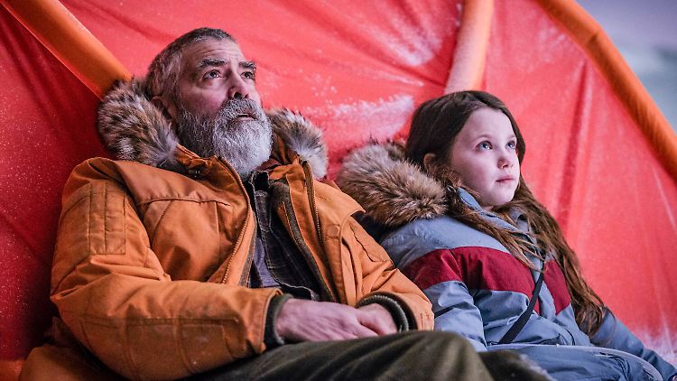 Wollen die Menschheit retten: Astronom Augustine Lofthouse (George Clooney) und Iris (Caoilinn Springall) im Jahr 2049.