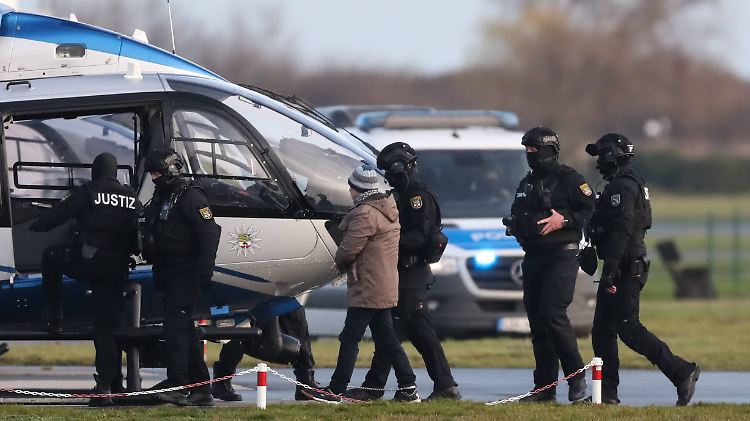 Der verurteilte Mehfachmörder wird nach dem letzten Verhandlungstag ins Gefängnis gebracht.