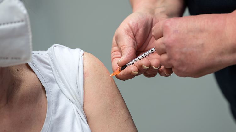Eine Krankenschwester hat dem Arzt wohl Spritzen mit dem kompletten Inhalt statt nur mit einem Fünftel zum Impfen gereicht.