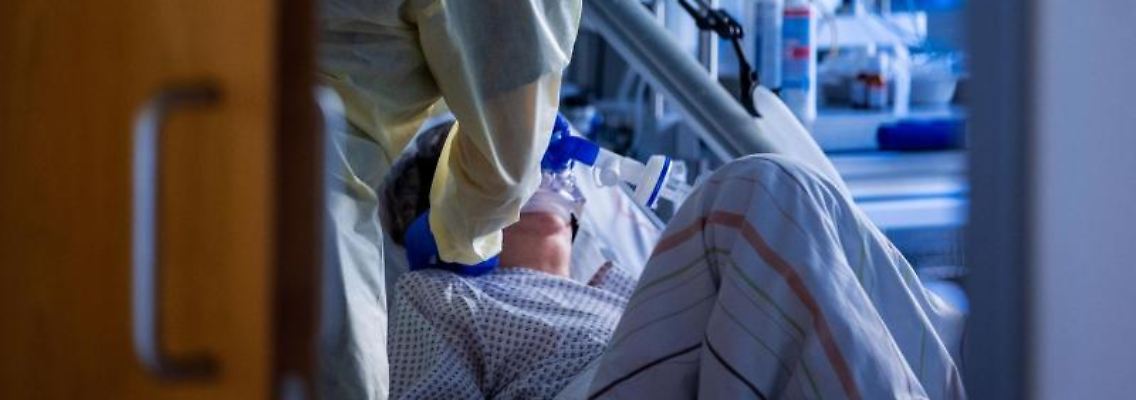 Eine Pflegekraft versorgt einen Corona-Patienten auf der Intensivstation. Foto: Jens Büttner/dpa-Zentralbild/dpa/Symbolbild