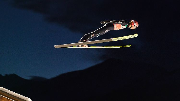 Karl Geiger überzeugte beim Auftaktspringen der Vierschanzentournee in Oberstdorf in beiden Sprüngen und holte den Sieg.
