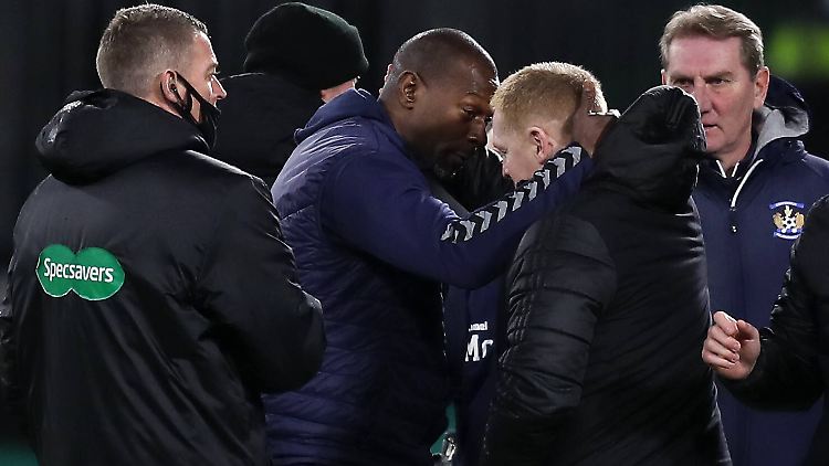 Erhielt beleidigende Post: Kilmarnocks Trainer Alex Dyer (2.v.l.).