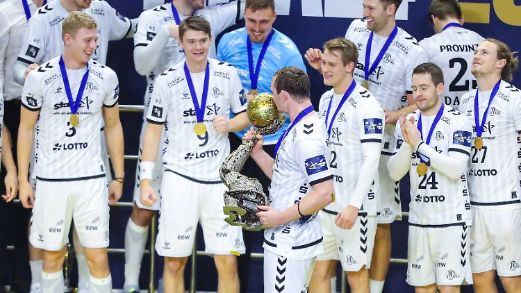 Ein Küsschen für die Trophäe von Sander Sagosen.
