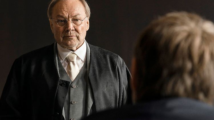 Biegler (Klaus Maria Brandauer) ist ein Meister der Befragung.