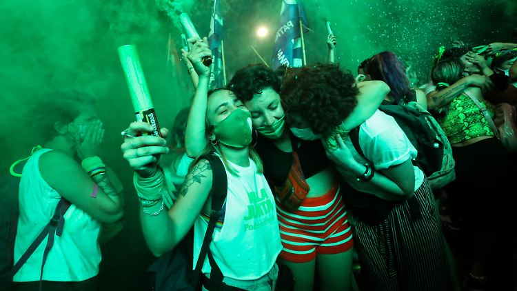 Befürworter der Legalisierung von Abtreibungen feiern in Buenos Aires die Gesetzgebung.