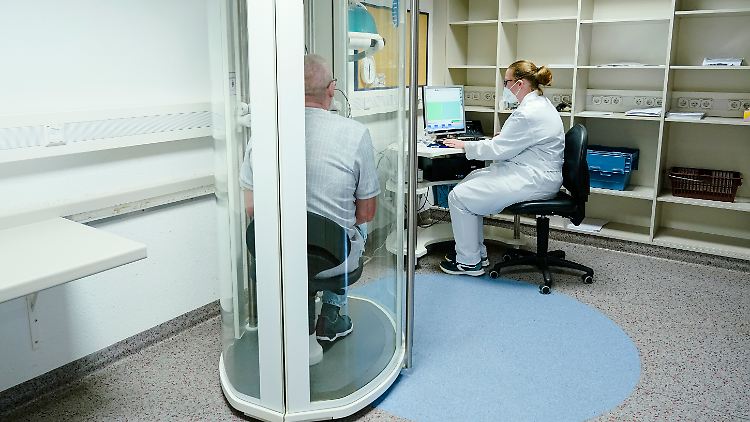 Neurologische und psychiatrische Störungen mit Kribbel-, Wahrnehmungs- und Konzentrationsstörungen, aber auch Ängste und depressive Verstimmungen gehören zu den Symptomen nach einer Covid-19-Erkrankung.