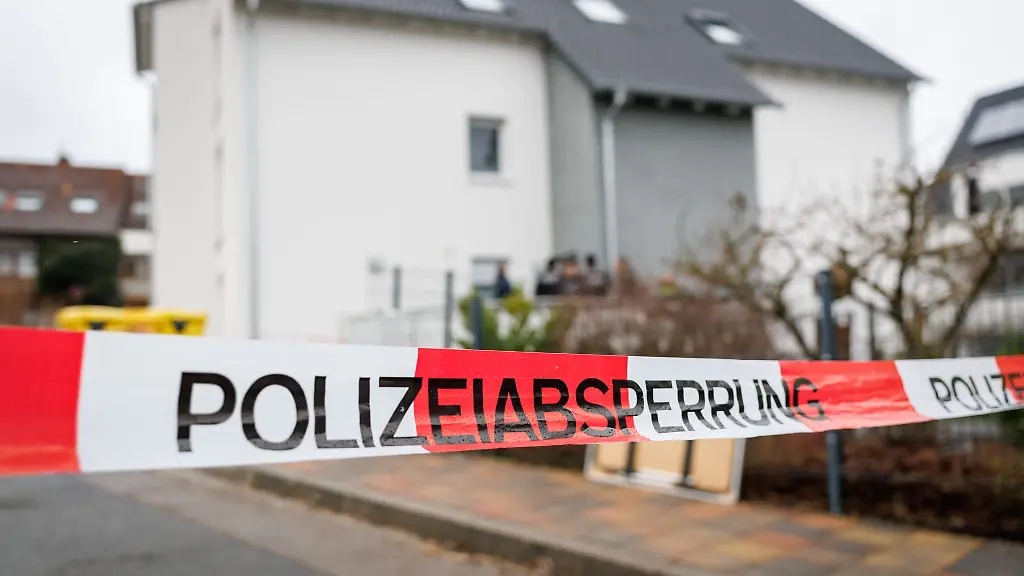 Ein-Mann-hatte-einen-40-Jaehrigen-auf-einer-Strasse-in-einem-Wohngebiet-im-mittelfraenkischen-Heilsbronn-mit-einem-Messer-niedergestochen-Nun-wurde-ein-Verdaechtiger-identifiziert