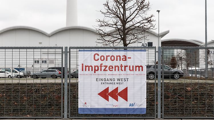 Deutschland will möglichst viele Menschen in großen Impfzentren immunisieren.