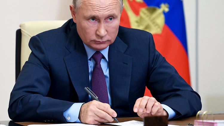 Merkel ist nicht die einzige Person mit einem Brief von Putin im Postkasten: Auch Donald Trump, Joe Biden und Gerhard Schröder erhalten Post. 