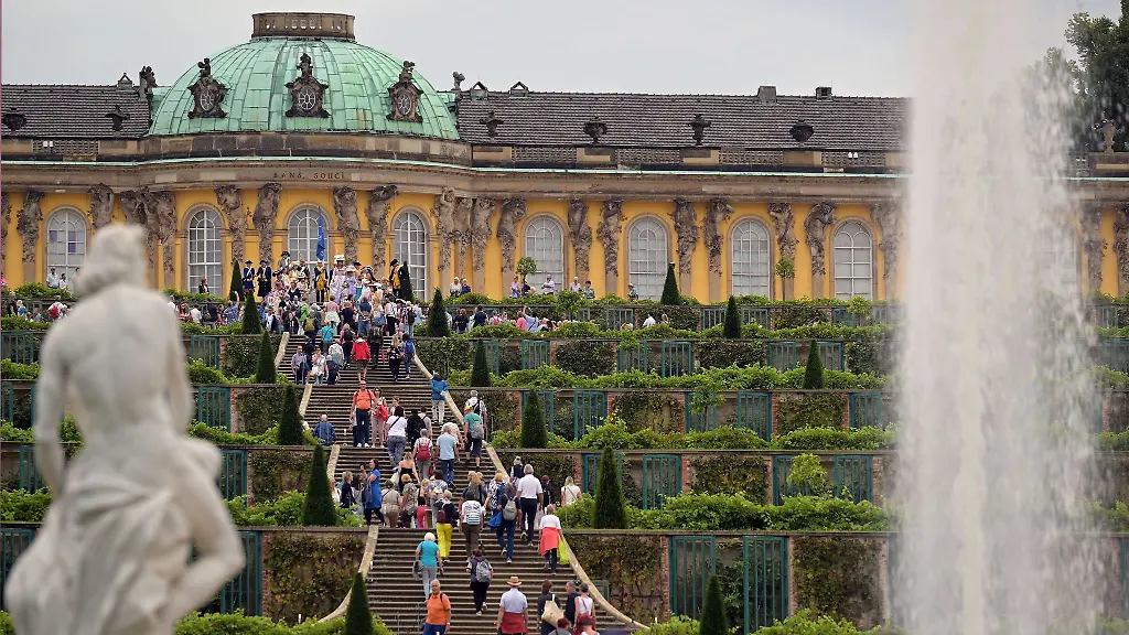 Schloss-Sanssouci-lockt-auswaertige-Touristen-laut-einer-Studie-wichtig-fuer-die-Wirtschaftskraft-der-Region