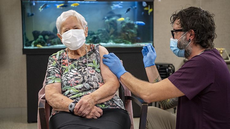 Die erste Schweizerin wird vor Heiligabend im Kanton Luzern geimpft: Nun mussten die Behörden einen ersten Todesfall unter die Lupe nehmen.
