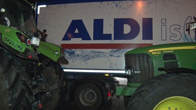Mit Traktoren gegen die Preispolitik der Discounter: Aldi und Lidl zeigen sich nun einsichtig.