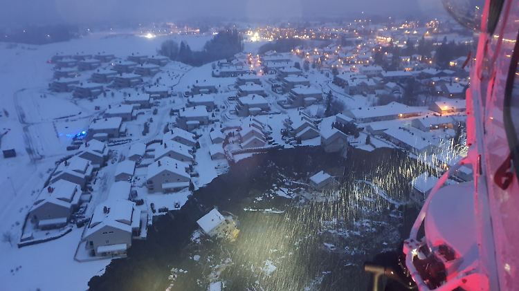 Schneefall behindert die Suche nach Vermissten: Die Unglücksstelle aus der Hubschrauberperspektive.