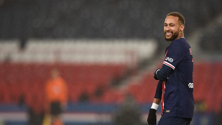 Neymar verstauchte sich kurz vor Weihnachten den linken Knöchel - und will deswegen mit seinem Physiotherapeuten den Jahreswechsel verbringen.