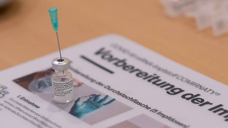 Knappes Gut: eine Ampulle mit fünf Corona-Impfdosen.