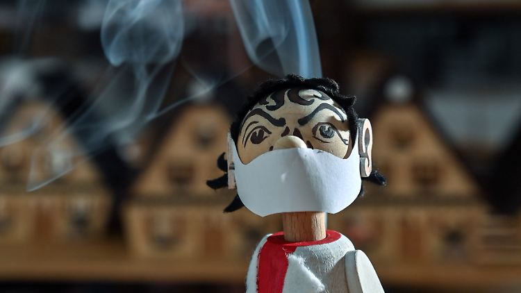 Weil die Drosten-Figur eine Maske trägt, raucht sie nicht aus dem Mund, sondern aus dem Kopf.