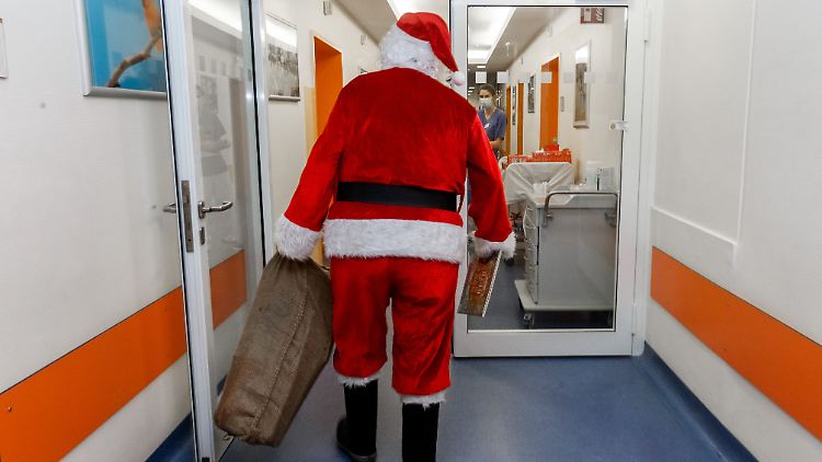 Als er das Altenheim im Nikolauskostüm besuchte, war der Mann unwissentlich mit Corona infiziert. (Symbolbild)