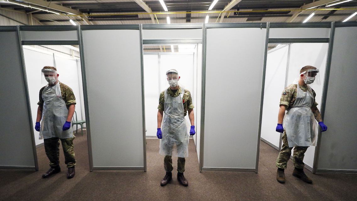 Soldaten üben in einem provisorischen Testzentrum in Liverpool.