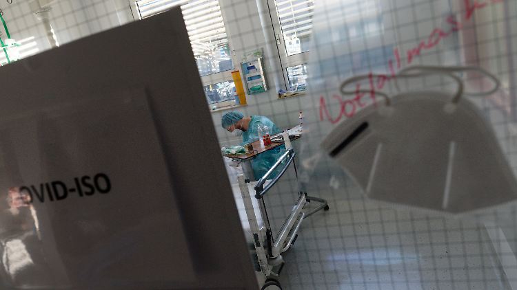 In Berlin sind nur noch zwei Drittel der Intensivbetten frei für das normale Geschehen. "Das geht gar nicht auf Dauer."