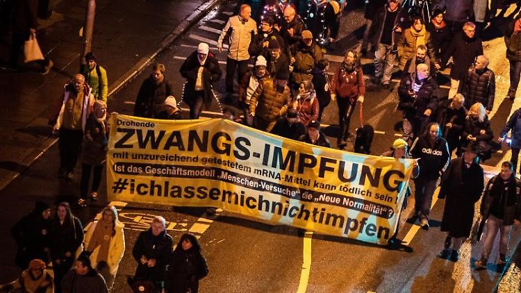 Menschen demonstrieren am Silvesterabend in Stuttgart gegen die Corona-Politik.