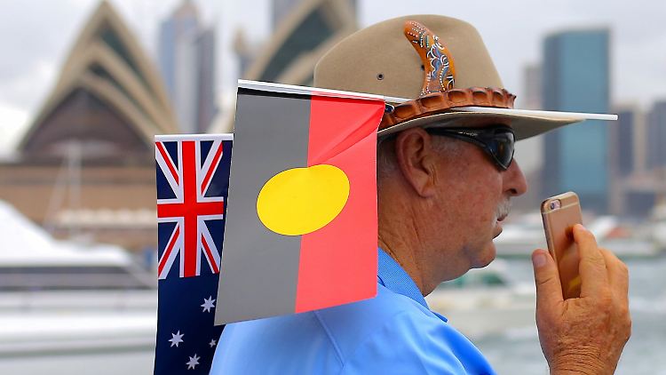 Die Flaggen Australiens und der Aborigines: Die angepasste Hymne soll beide besser vereinen.