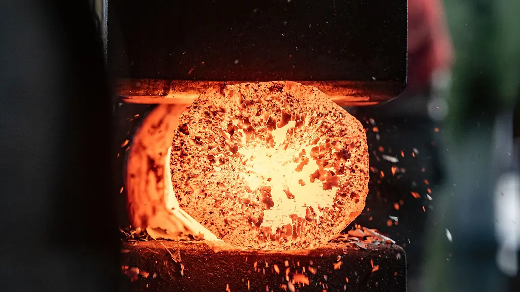 Ein-gluehendes-Metallstueck-wird-im-Rottaler-Hammerwerk-bearbeitet-Bayerns-Industrie-insgesamt-steht-unter-grossem-Druck