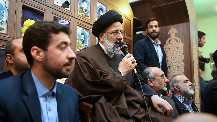 Justizchef Raisi (m.) richtete seine Drohung auch gegen US-Präsident Trump. (Archivbild)
