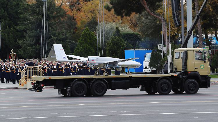 Bei einer Militärparade im Dezember wurde in Aserbaidschan die Drohne Bayraktar TB2 zur Schau gestellt.