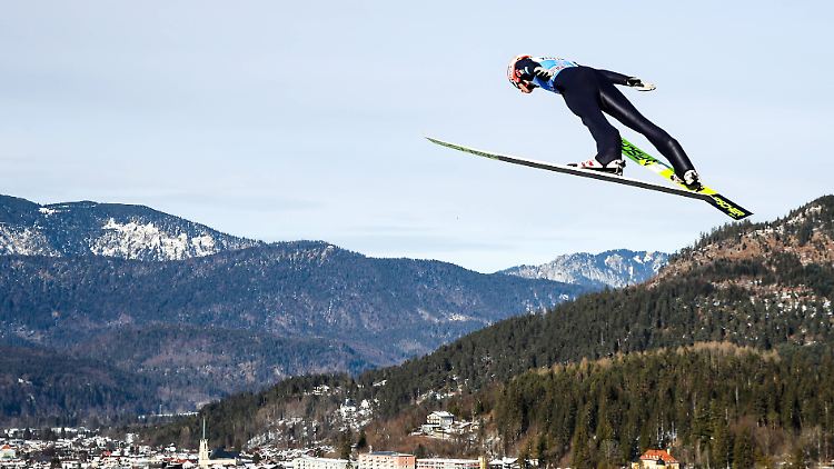 Karl Geiger sprang im zweiten Durchgang 138 Meter weit in Garmisch-Partenkirchen.