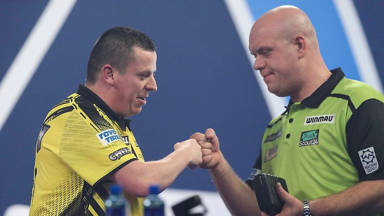 Ganz bitterer Abend für Michael van Gerwen (rechts), der von Dave Chisnall haushoch aus dem WM-Turnie geworfen wird.