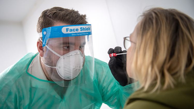 Ziel von Bund und Ländern ist ein Wert von 50, um das Gesundheitssystem zu entlasten, ab einem dauerhaften Wert von unter 35 haben sie weitere Lockdown-Öffnungen in Aussicht gestellt. 