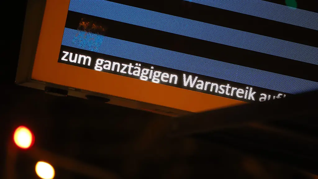 Mit-einem-Ausstand-der-Fahrer-von-Bussen-und-Strassenbahnen-im-Bonn-und-dem-Rhein-Sieg-Kreis-gehen-die-Warnstreiks-der-Gewerkschaft-Verdi-in-Nordrhein-Westfalen-weiter