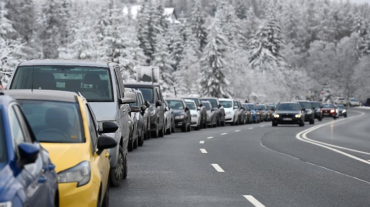 Im Harz parken die Autos am Straßenrand, weil die Parkplätze überfüllt sind.