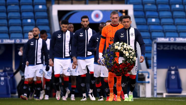 Rangers-Spielführer James Tavernier trug einen Blumenkranz aufs Feld.