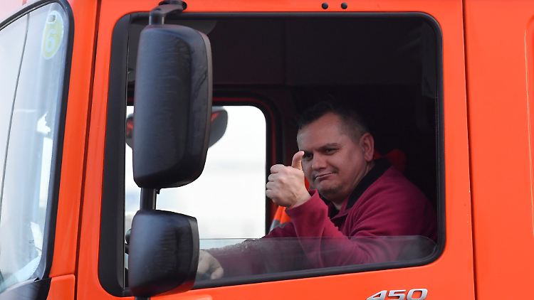 Tag eins nach dem Brexit: Ein Lkw-Fahrer kommt am Hafen von Dover an.