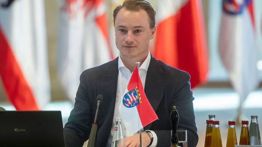 Der-Chef-der-hessischen-Staatskanzlei-Benedikt-Kuhn-CDU-hat-bei-der-Fluechtlingspolitik-Fragen-ans-Kanzleramt